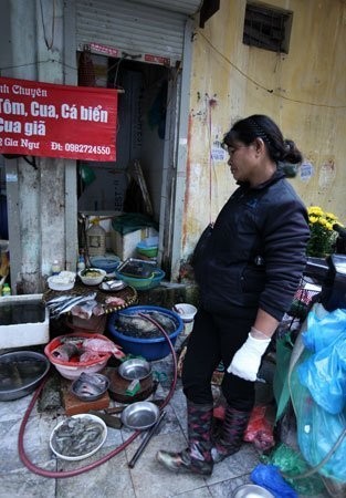 Với những "cửa hiệu" mặt phố có diện tích quá nhỏ thế này, hàng bày bán và mọi công việc đều lấn hết ra vỉa hè.